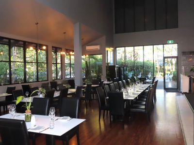 restaurant-bar-next-to-championship-golf-course-1