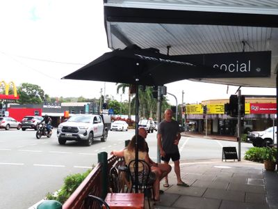 locals-favourite-espresso-cafe-open-kitchen-style-2