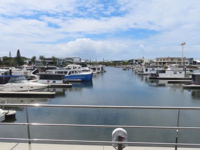 restaurant-bar-waterfront-at-the-marina-8
