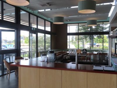 restaurant-bar-waterfront-at-the-marina-7