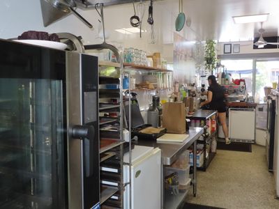 popular-cafe-shops-on-hilton-parking-out-front-2