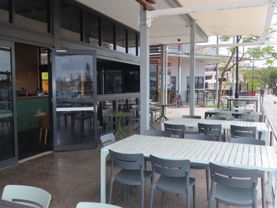 restaurant-bar-waterfront-at-the-marina-2