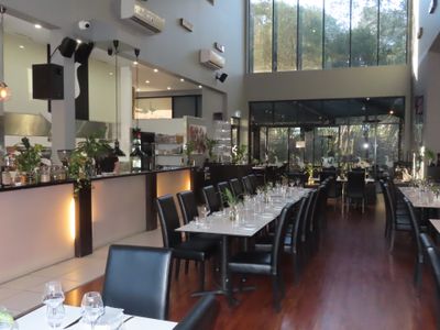restaurant-bar-next-to-championship-golf-course-0