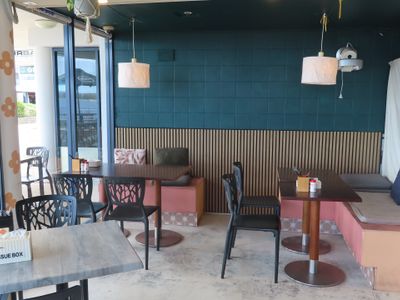 lively-esplanade-cafe-down-by-the-sea-7