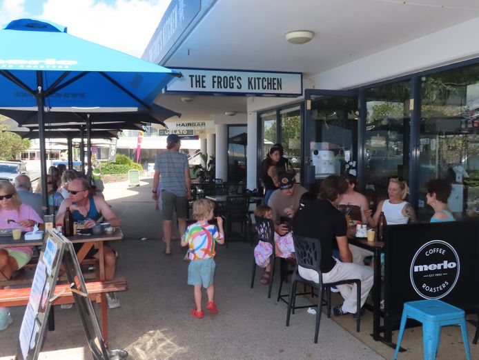 lively-esplanade-cafe-down-by-the-sea-8
