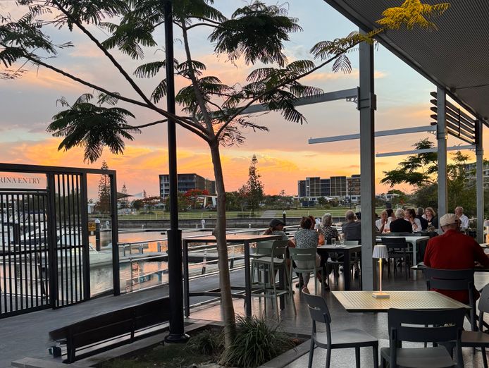 restaurant-bar-waterfront-at-the-marina-9