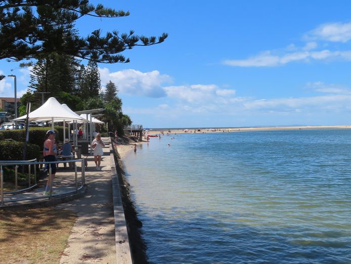 lively-esplanade-cafe-down-by-the-sea-9