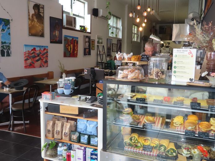 locals-favourite-espresso-cafe-open-kitchen-style-3