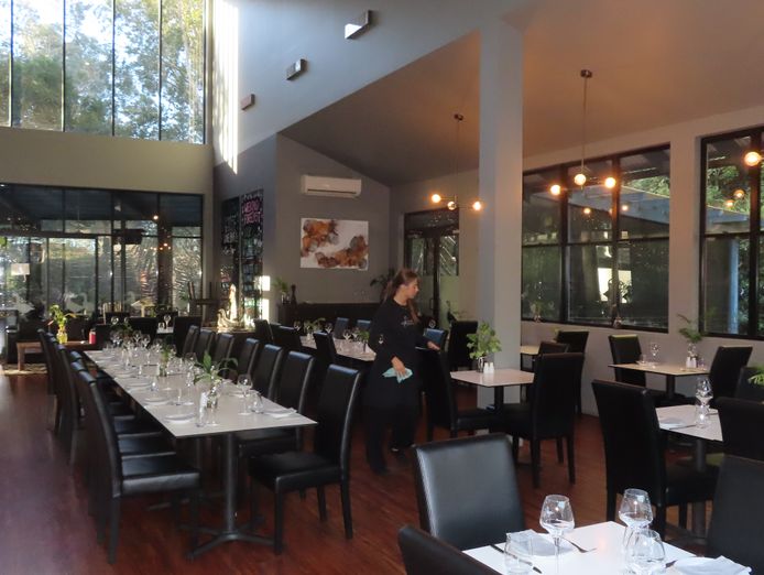 restaurant-bar-next-to-championship-golf-course-7