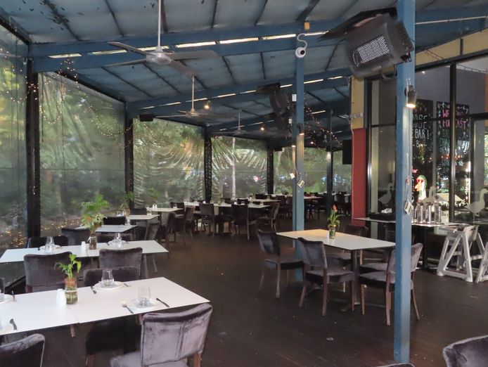 restaurant-bar-next-to-championship-golf-course-3