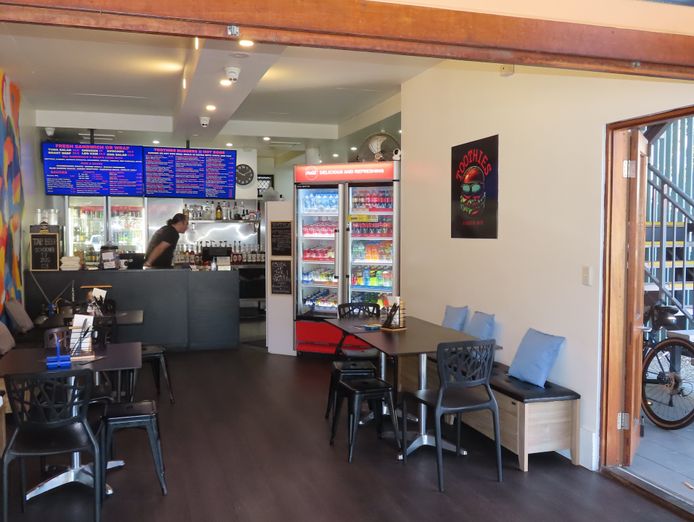 burgers-hot-dogs-dirty-sodas-on-thomas-4