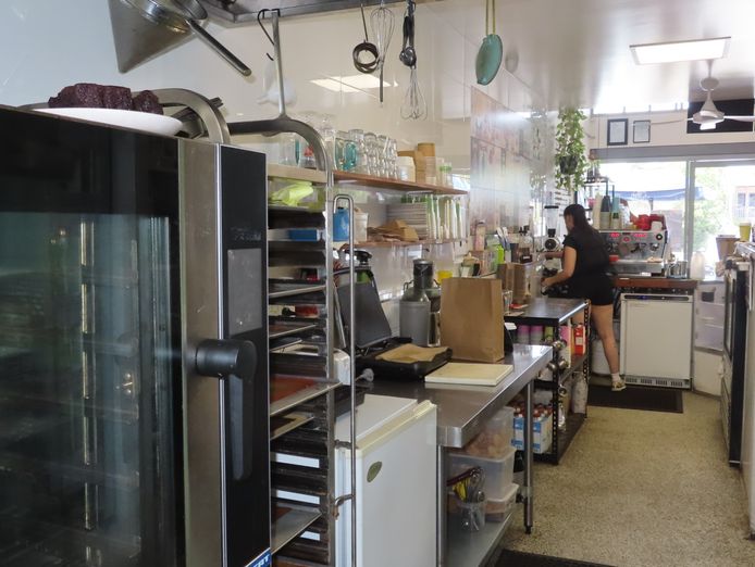convenient-popular-cafe-shops-on-hilton-2