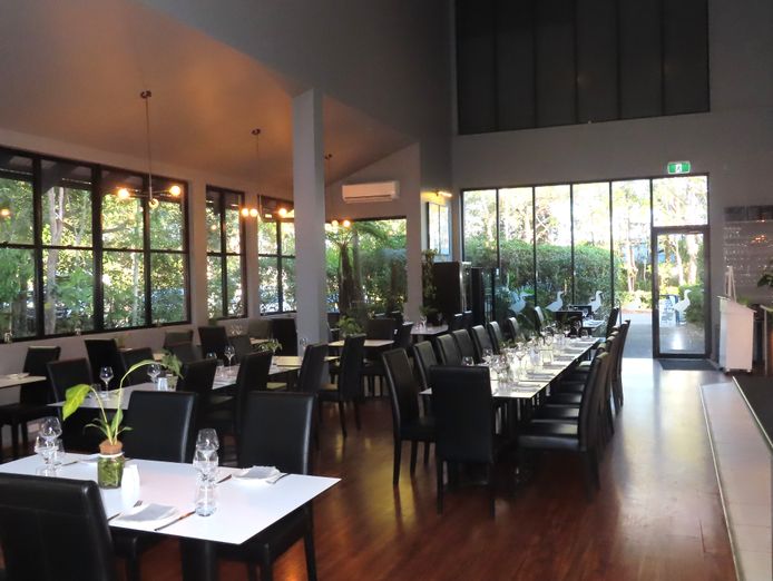 restaurant-bar-next-to-championship-golf-course-1
