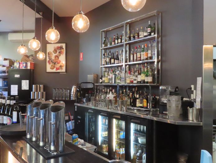 restaurant-bar-next-to-championship-golf-course-2