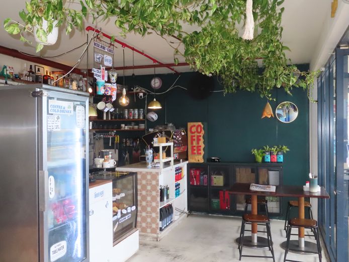 lively-esplanade-cafe-down-by-the-sea-1