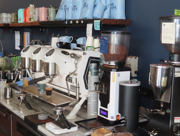 locals-favourite-espresso-cafe-open-kitchen-style-7