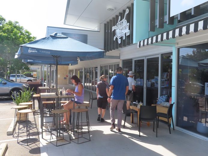 popular-cafe-shops-on-hilton-parking-out-front-7