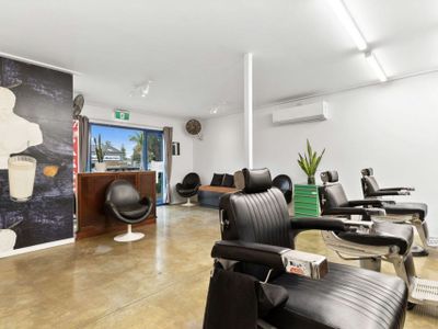 busy-barber-shop-in-byron-bay-with-2-bed-apartment-3