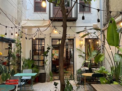 busy-cafe-over-20000-per-week-50kg-coffee-excellent-profit-lots-of-growth-1
