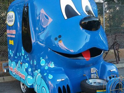 mobile-dog-grooming-business-with-big-blue-dog-grooming-trailer-ready-to-go-1