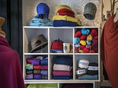 salamanca-wool-shop-woollen-clothing-and-yarn-retail-store-prime-location-7