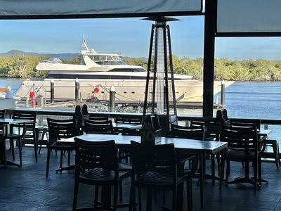 waterfront-long-standing-modern-restaurant-3