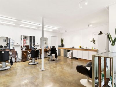 busy-barber-shop-in-byron-bay-with-2-bed-apartment-1