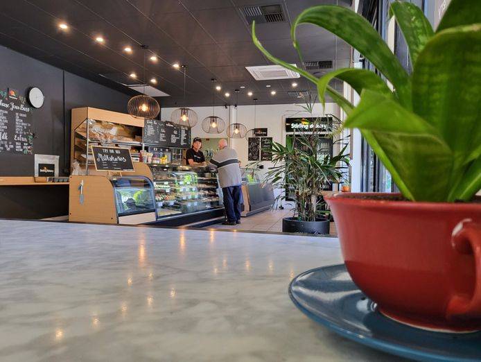 popular-caf-233-amp-bakery-in-stirling-adelaide-hills-2