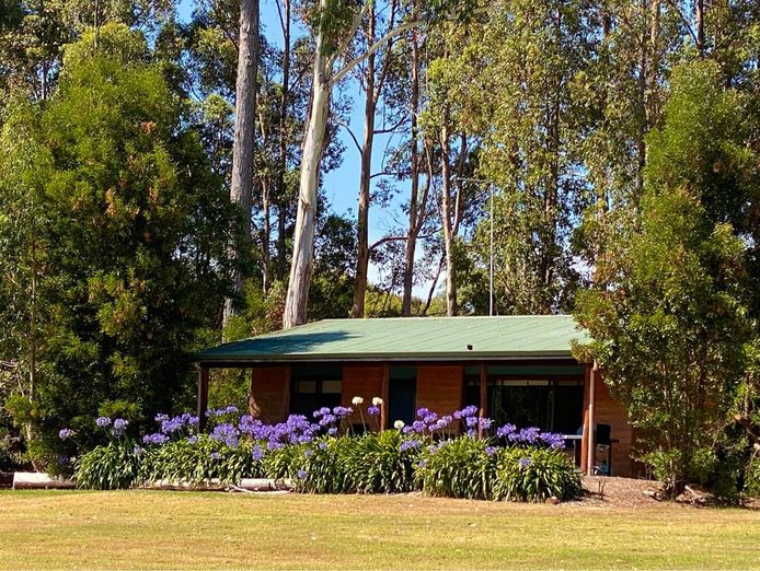 lifestyle-chalet-accommodation-property-and-business-freehold-south-west-wa-1