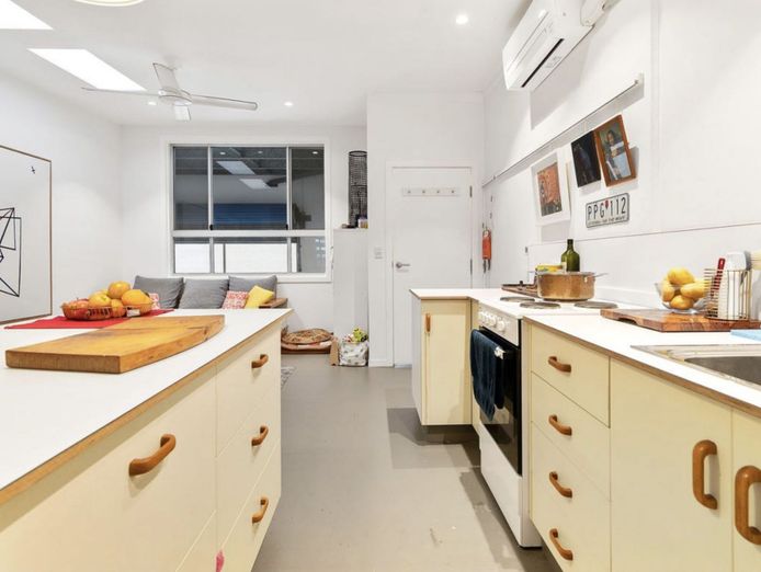 busy-barber-shop-in-byron-bay-with-2-bed-apartment-7