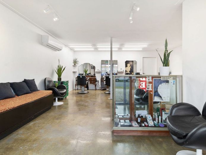 busy-barber-shop-in-byron-bay-with-2-bed-apartment-2