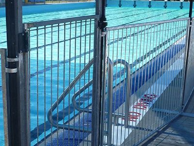 temporary-pool-safety-fence-and-related-product-hire-business-372-1