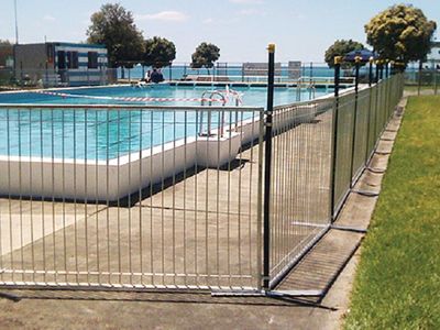 temporary-pool-safety-fence-and-related-product-hire-business-372-2