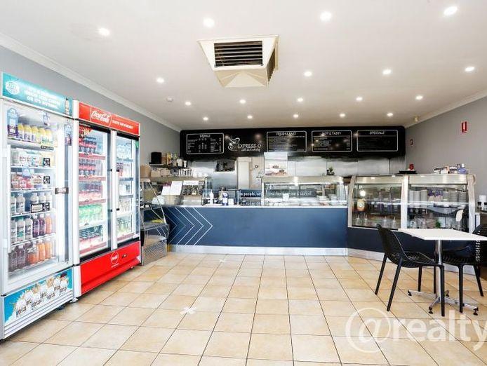 retail-cafe-shop-on-the-main-road-for-lease-4