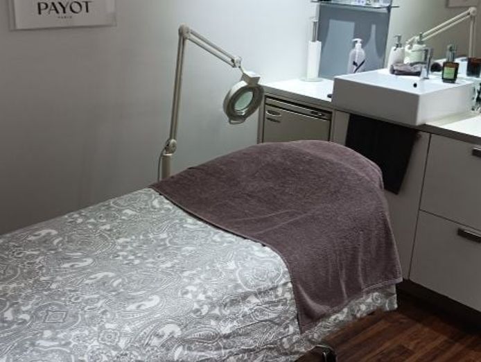 prime-beauty-salon-business-highly-profitable-aspley-location-9