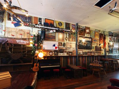 popular-local-bar-in-wealthy-suburb-7