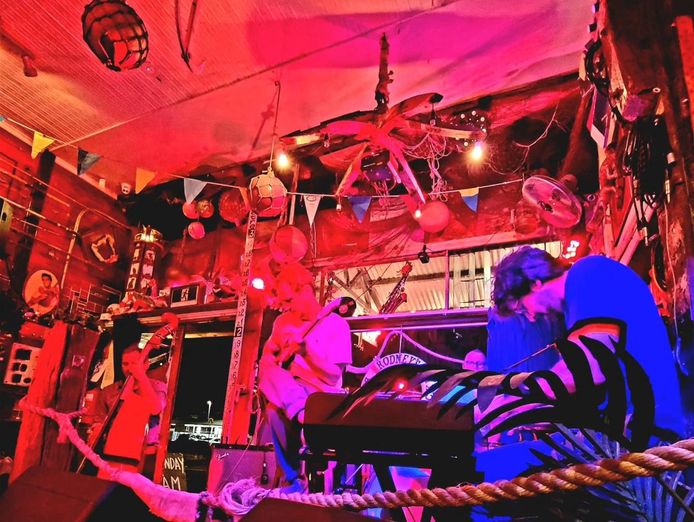 popular-local-bar-in-wealthy-suburb-5