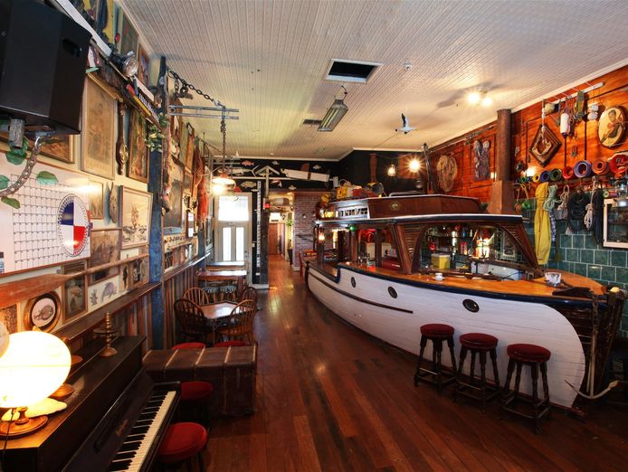 popular-local-bar-in-wealthy-suburb-6