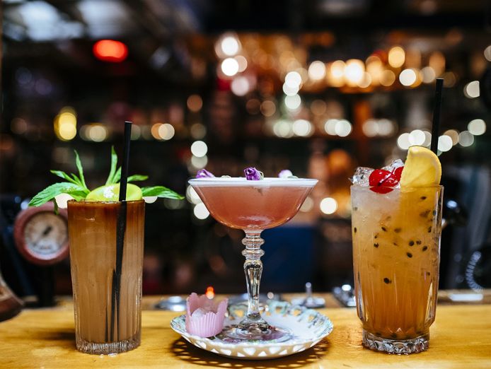 popular-local-bar-in-wealthy-suburb-2