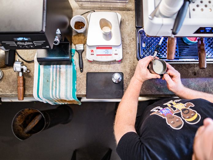 busy-coffee-bar-in-enmore-under-management-0