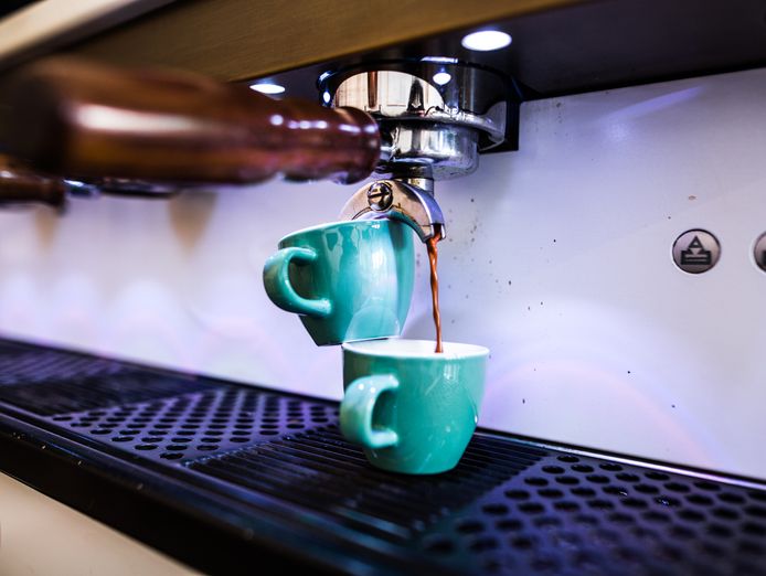 busy-coffee-bar-in-enmore-under-management-2