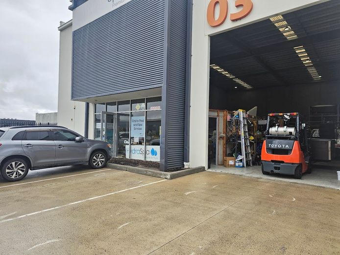 take-the-plunge-and-enjoy-the-benefits-established-pool-and-spa-shop-in-pakenham-1