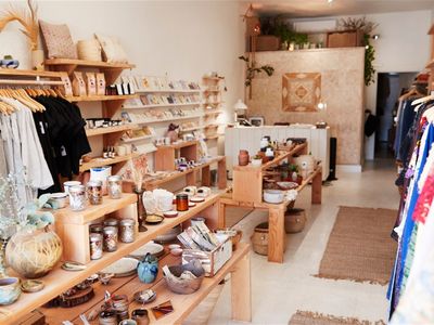 established-gift-shop-in-busy-shopping-mall-1
