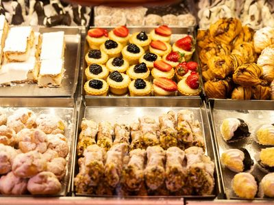 modern-caf-233-kiosk-in-bustling-shopping-centre-profitable-2