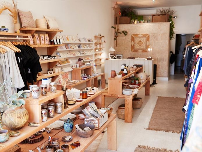 established-gift-shop-in-busy-shopping-mall-1