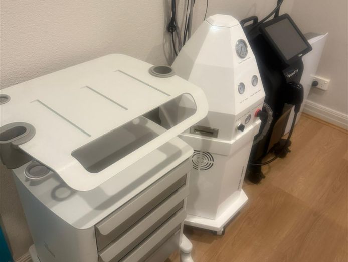 under-offer-medical-amp-cosmetic-clinic-chattels-only-3