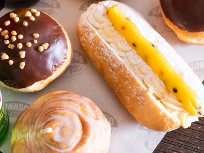 worlds-tastiest-doughnuts-coffee-hot-dogs-american-sodas-custard-shakes-4
