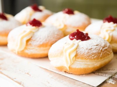 worlds-tastiest-doughnuts-coffee-always-fresh-never-frozen-1