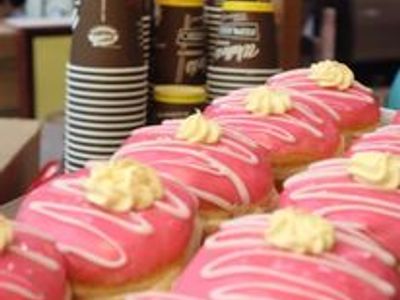 worlds-tastiest-doughnuts-coffee-hot-dogs-american-sodas-custard-shakes-0