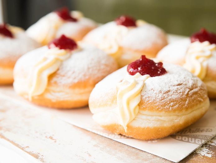 worlds-tastiest-doughnuts-coffee-always-fresh-never-frozen-1